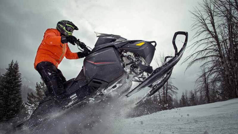 5 Best Snowmobile Gloves to Keep Your Hands Warm & Comfortable